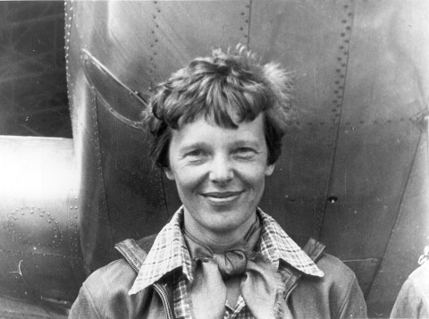 20220111-095030968px-Amelia_Earhart_standing_under_nose_of_her_Lockheed_Model_10-E_Electra_small