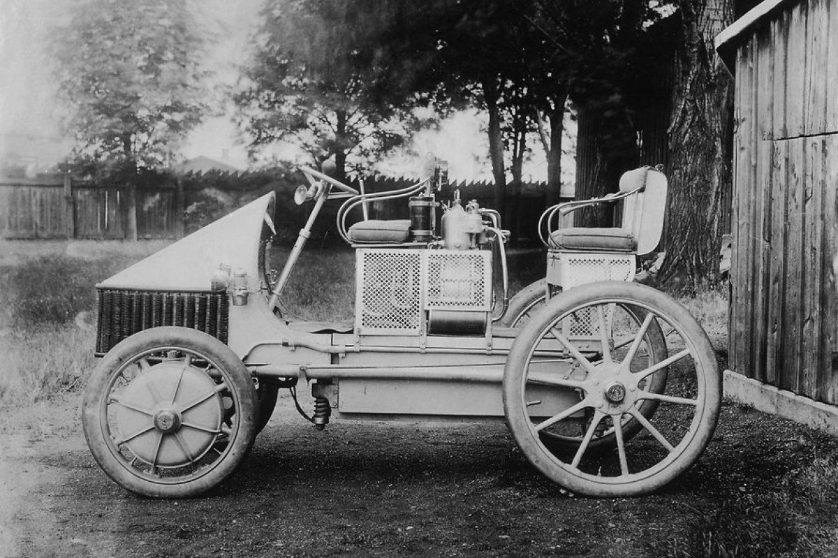 When was the first store electric car invented